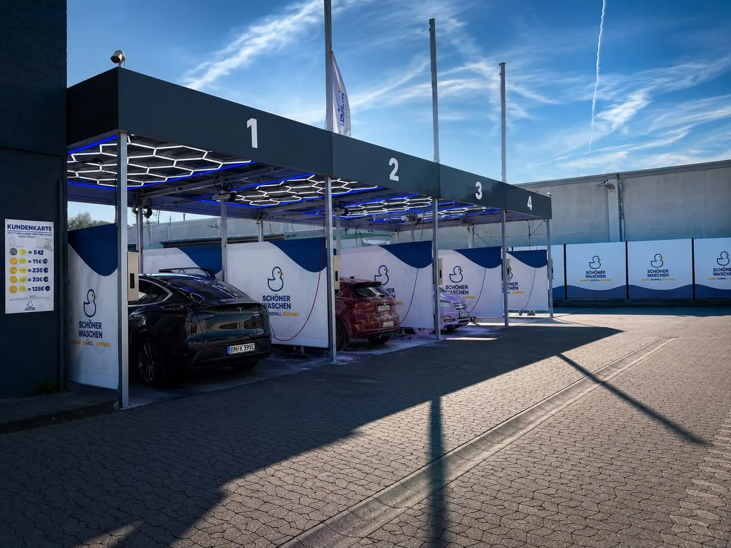 Die nummerierten Waschboxen des Standorts Kaarst an einem sonnigen Morgen