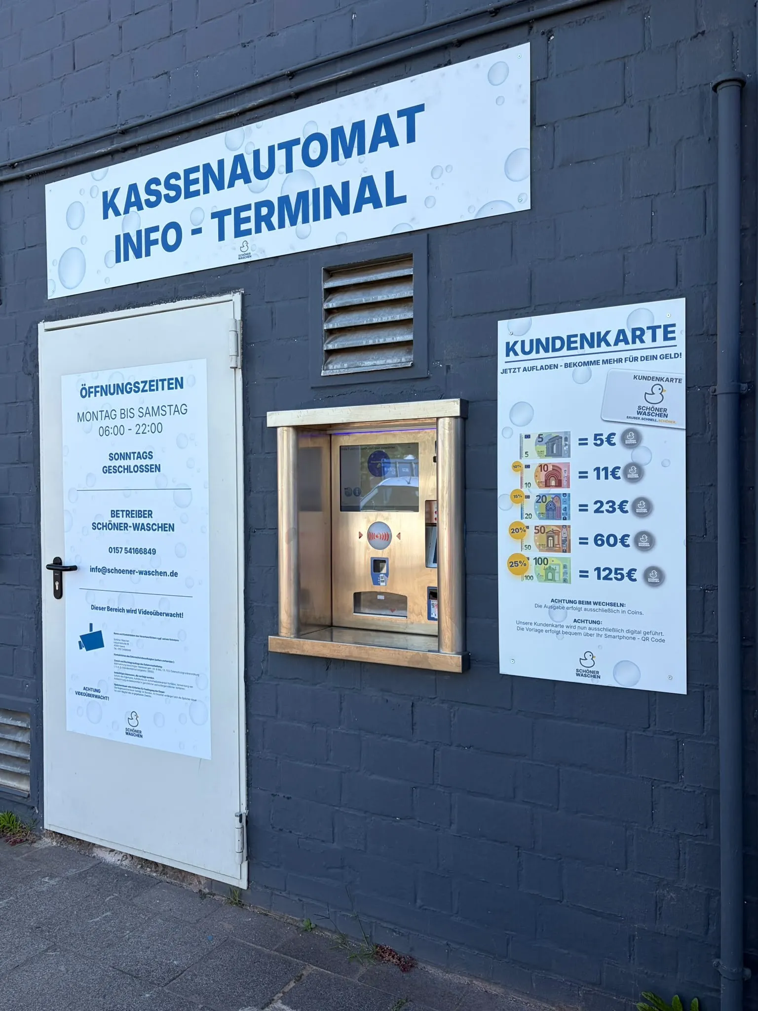 Kassenautomat und Info-Terminal mit der Übersicht der Kundenkarten-Stufen