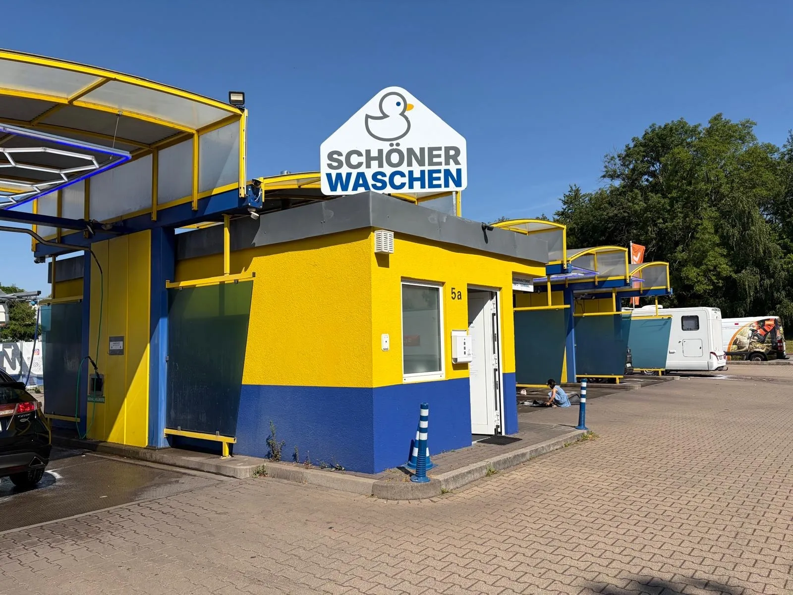 Der Waschpark Mettmann in Gelb und Blau mit dem Schriftzug Schöner Waschen