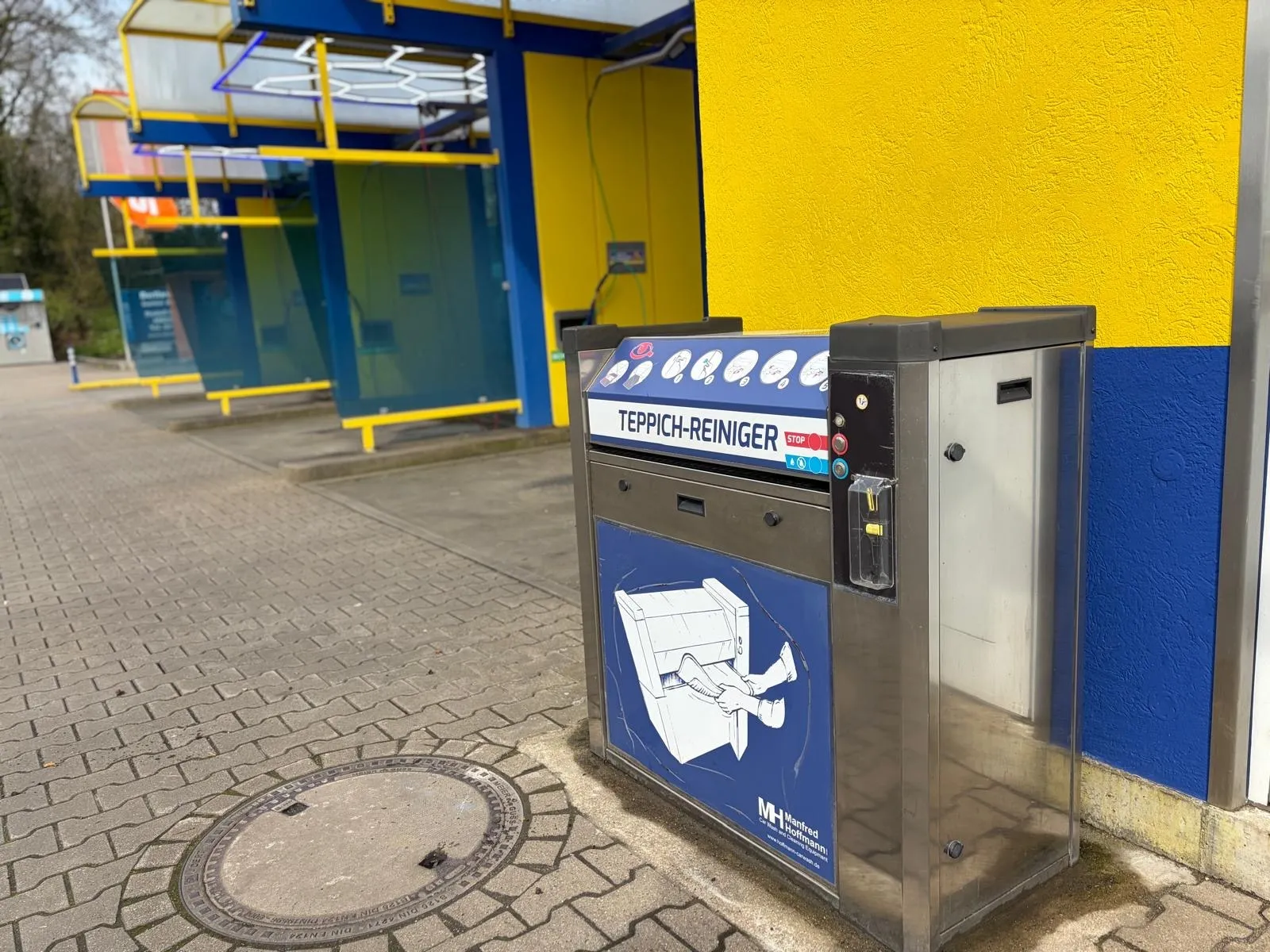 Der Teppichreiniger auf dem Gelände in Mettmann