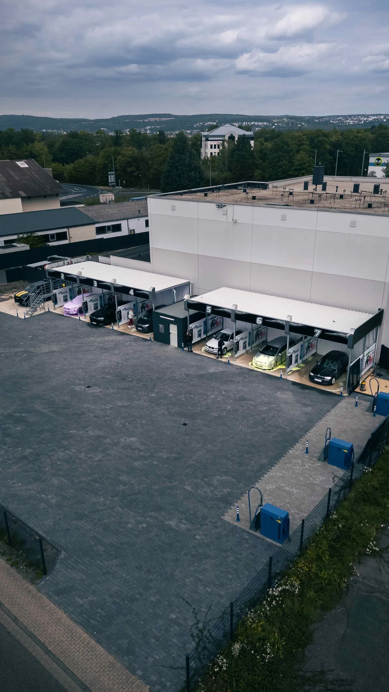 Die Halle des Waschparks Mülheim-Kärlich von der Straße aus