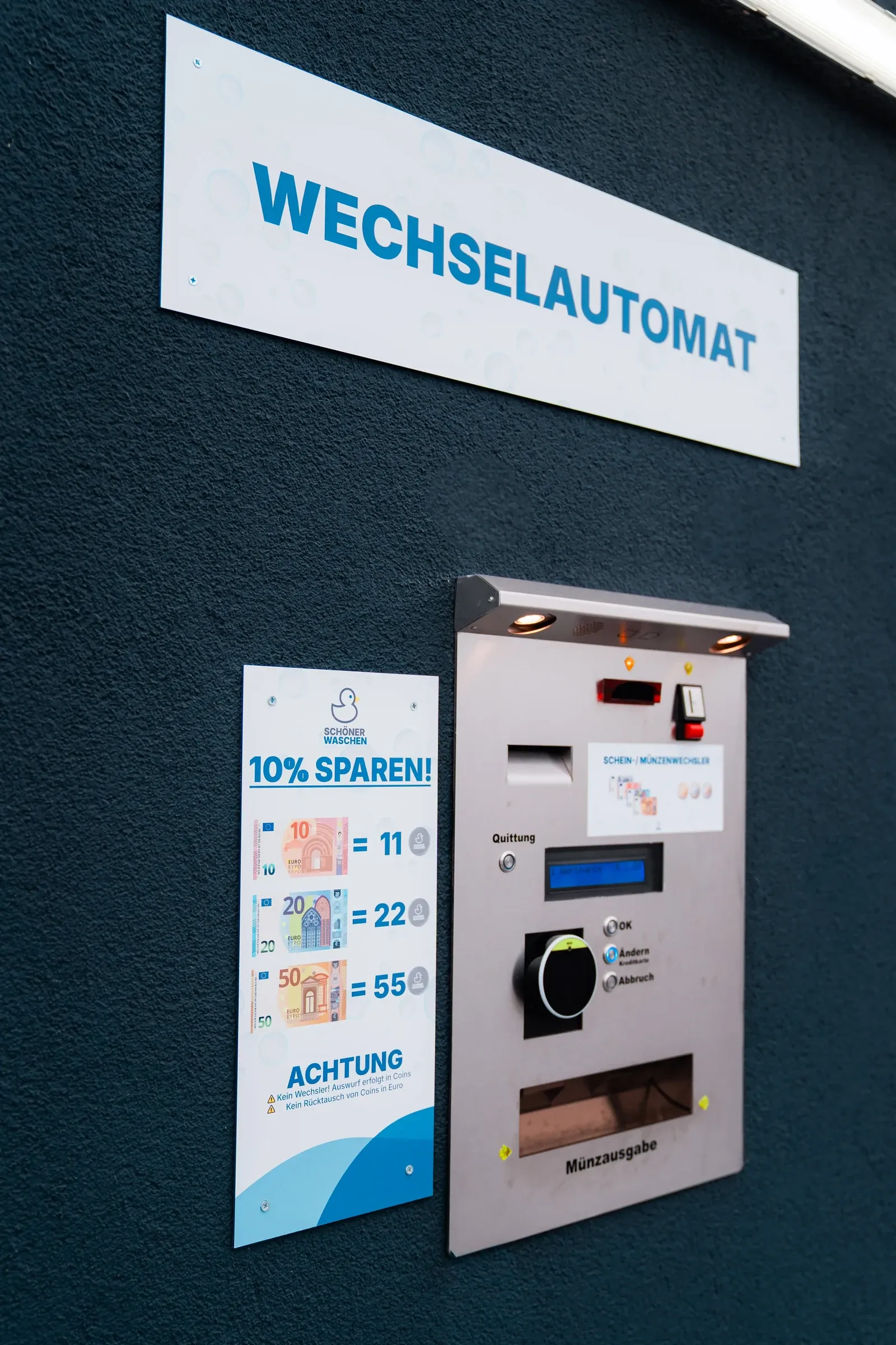Der Wechselautomat mit ausgehängter Übersicht der Aufladestufen